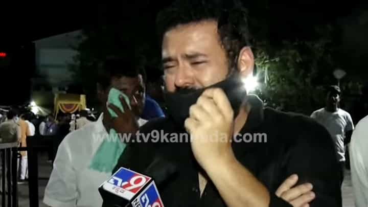 ನೆನಪಿನ ಬುತ್ತಿ ಬಿಚ್ಚಿಡುವಾಗ ಅಳುತ್ತಲೇ ಮಾತು ಅರ್ಧಕ್ಕೆ ನಿಲ್ಲಿಸಿದ ಸಂತೋಷ್ ಆನಂದ್ರಾಮ್ ನೆನಪಿನ ಬುತ್ತಿ ಬಿಚ್ಚಿಡುವಾಗ ಅಳುತ್ತಲೇ ಮಾತು ಅರ್ಧಕ್ಕೆ ನಿಲ್ಲಿಸಿದ ಸಂತೋಷ್ ಆನಂದ್ರಾಮ್
