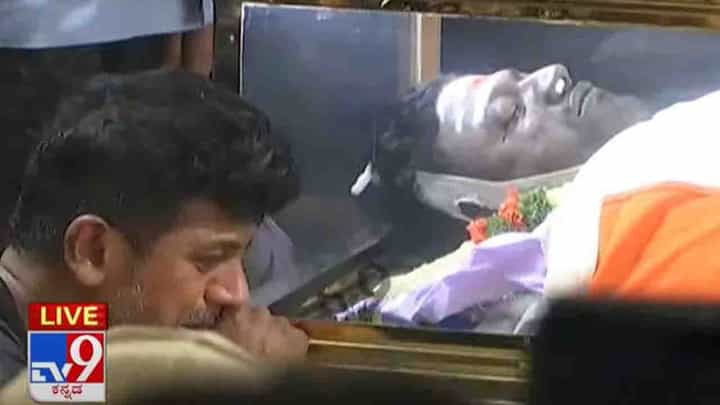 ಪತ್ನಿ ಗೀತಾ ಮತ್ತು ರಾಘವೇಂದ್ರ ರಾಜ್ಕುಮಾರ್ ಮಧ್ಯೆ ನಿಂತು, ತಮ್ಮನ ದೇಹ ಕಂಡು ಬಿಕ್ಕಿ ಬಿಕ್ಕಿ ಅಳುತಾ ನಿತ್ರಾಣಗೊಂಡ ಶಿವಣ್ಣ ಪತ್ನಿ ಗೀತಾ ಮತ್ತು ರಾಘವೇಂದ್ರ ರಾಜ್ಕುಮಾರ್ ಮಧ್ಯೆ ನಿಂತು, ತಮ್ಮನ ದೇಹ ಕಂಡು ಬಿಕ್ಕಿ ಬಿಕ್ಕಿ ಅಳುತಾ ನಿತ್ರಾಣಗೊಂಡ ಶಿವಣ್ಣ