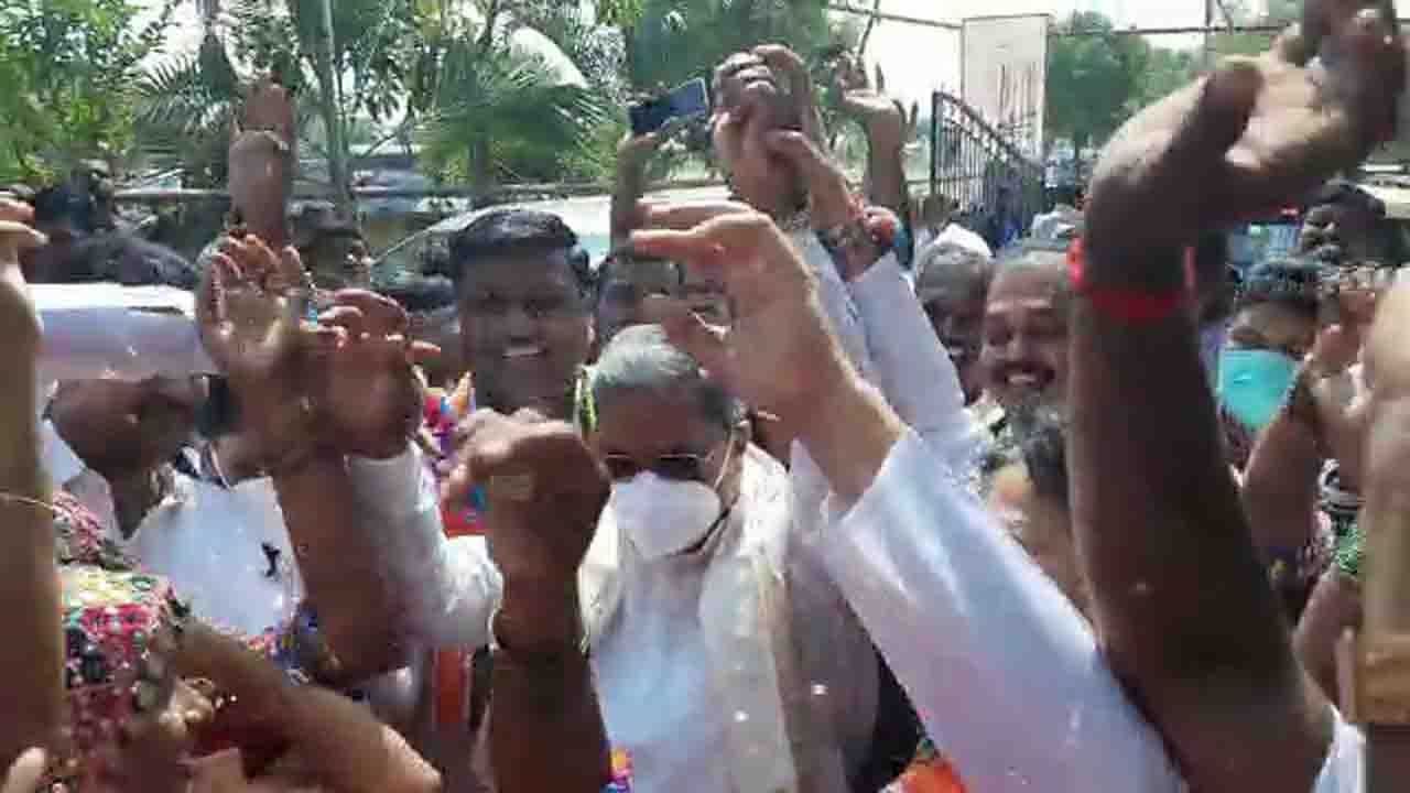 Siddaramaiah Dance: ಲಂಬಾಣಿ ಮಹಿಳೆಯರ ಜೊತೆ ಹೆಜ್ಜೆ ಹಾಕಿದ ಸಿದ್ದರಾಮಯ್ಯ