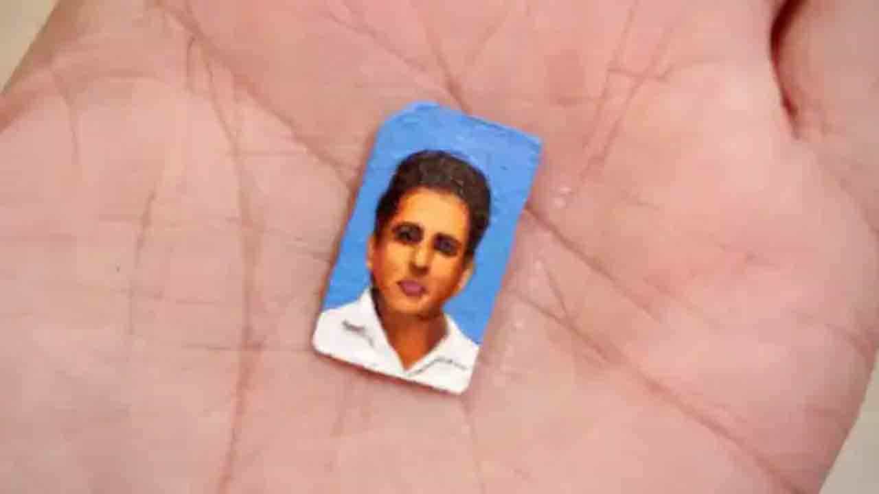 ಸೋನು ಸೂದ್ ಚಿತ್ರವನ್ನು ಸಿಮ್ ಕಾರ್ಡ್ ಮೇಲೆ ಚಿತ್ರಿಸಿದ ಅಭಿಮಾನಿ! 'ಉಚಿತ 10G ನೆಟ್ವರ್ಕ್' ಎಂದು ತಮಾಷೆ ಮಾಡಿದ ಬಾಲಿವುಡ್ ನಟ ಸೋನು ಸೂದ್ ಚಿತ್ರವನ್ನು ಸಿಮ್ ಕಾರ್ಡ್ ಮೇಲೆ ಚಿತ್ರಿಸಿದ ಅಭಿಮಾನಿ! 'ಉಚಿತ 10G ನೆಟ್ವರ್ಕ್' ಎಂದು ತಮಾಷೆ ಮಾಡಿದ ಬಾಲಿವುಡ್ ನಟ