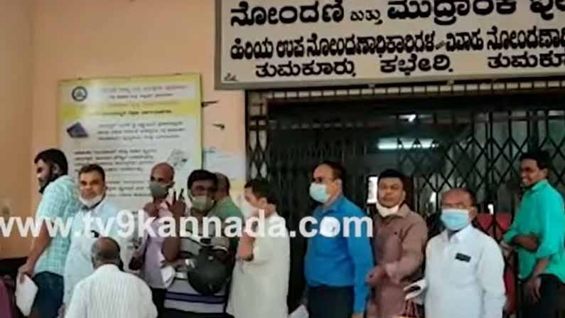 ಉಪನೋಂದಣಾಧಿಕಾರಿ ಕಚೇರಿಗಳಲ್ಲಿನ ಲಂಚಾವತಾರ ನಿಲ್ಲಿಸುವುದಾಗಿ ಹೇಳಿದ್ದ ಸಚಿವ ಅಶೋಕ, ಒಮ್ಮೆ ತುಮಕೂರಿನ ಕಚೇರಿಗೆ ಭೇಟಿ ನೀಡಬೇಕು! ಉಪನೋಂದಣಾಧಿಕಾರಿ ಕಚೇರಿಗಳಲ್ಲಿನ ಲಂಚಾವತಾರ ನಿಲ್ಲಿಸುವುದಾಗಿ ಹೇಳಿದ್ದ ಸಚಿವ ಅಶೋಕ, ಒಮ್ಮೆ ತುಮಕೂರಿನ ಕಚೇರಿಗೆ ಭೇಟಿ ನೀಡಬೇಕು!