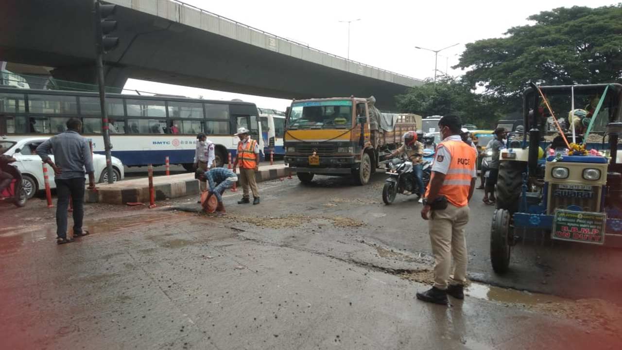 ‘ಈ ಕೆಲಸ ನೀವೇಕೆ ಮಾಡಿದಿರಿ? ಬಿಬಿಎಂಪಿಯ ನಿಮ್ಮ ಸಹವರ್ತಿಗಳ ಗಮನ ಸೆಳೆಯಬೇಕಿತ್ತು ಅಲ್ಲವೇ? ನೀವು ಮಾಡಬೇಕಾದ ಕೆಲಸವೇ ಸಾಕಷ್ಟಿರುವಾಗ ಬೇಡದ ಉಸಾಬರಿ ಏಕೆ ಬೇಕಿತ್ತು’ ಎಂದು ವಿಎನ್ ಹೆಸರಿನ ಟ್ವಿಟರ್ ಹ್ಯಾಂಡಲ್ ಖಾರವಾಗಿ ಪ್ರಶ್ನಿಸಿದೆ. ‘ನಮಗೆ ಗೊತ್ತಿದೆ. ಸುರಕ್ಷೆಯೂ ನಮ್ಮ ಪ್ರಾಥಮಿಕ ಮತ್ತು ಮುಖ್ಯ ಜವಾಬ್ದಾರಿ’ ಎಂದು ಕುಲ್​ದೀಪ್​ ಕುಮಾರ್ ಪ್ರತಿಕ್ರಿಯಿಸಿದ್ದಾರೆ.