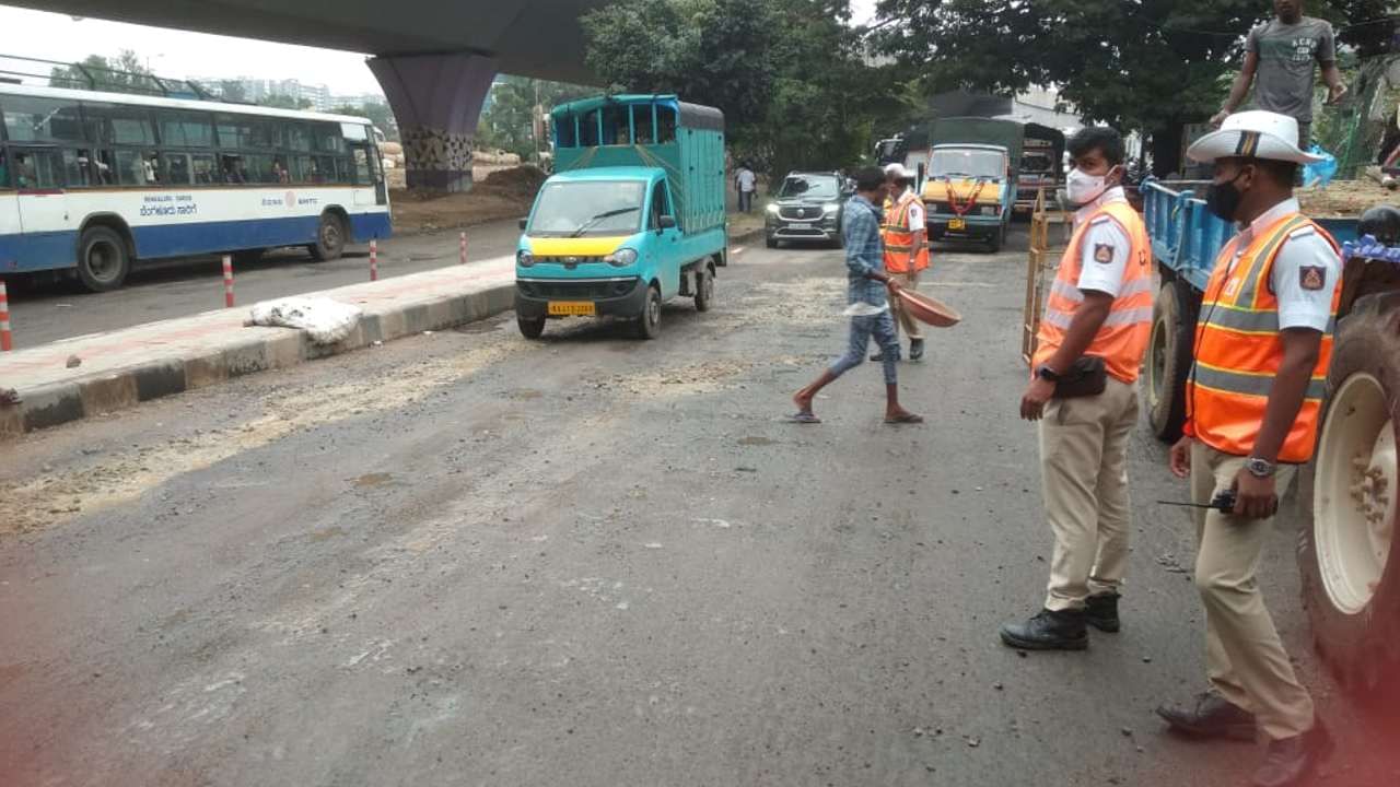 ಟ್ರಾಫಿಕ್ ಪೊಲೀಸರ ರಸ್ತೆ ದುರಸ್ತಿ ಕೆಲಸ