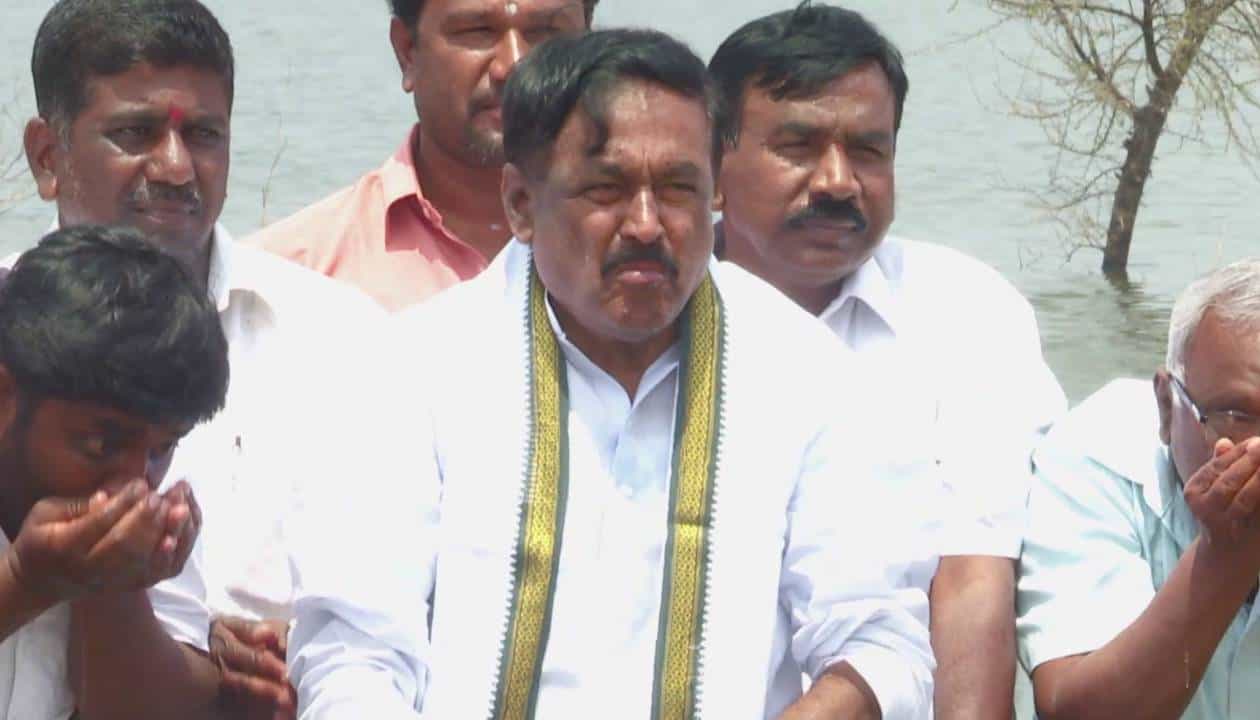 Opinion: ಕೋಲಾರ ರಾಜಕೀಯ; ರಾಜಕಾರಣಿಗಳ ಬೀದಿ ನಾಟಕ, ಪಕ್ಷದಲ್ಲಿದ್ದರೆ ಜೈ, ಪಕ್ಷ ಬಿಟ್ಟರೆ ಬಾಯಿಗೆ ಬಂದಂತೆ ಬೈ Opinion: ಕೋಲಾರ ರಾಜಕೀಯ; ರಾಜಕಾರಣಿಗಳ ಬೀದಿ ನಾಟಕ, ಪಕ್ಷದಲ್ಲಿದ್ದರೆ ಜೈ, ಪಕ್ಷ ಬಿಟ್ಟರೆ ಬಾಯಿಗೆ ಬಂದಂತೆ ಬೈ
