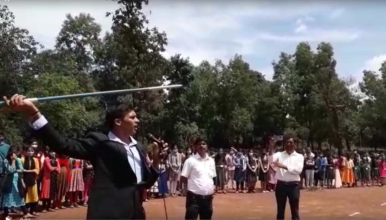 ಟೋಕಿಯೋ ಒಲಿಂಪಿಕ್ಸ್ನಲ್ಲಿ ಜಾವೆಲಿನ್ ಥ್ರೋದಲ್ಲಿ ಸ್ವರ್ಣ ಪದಕ ಗೆದ್ದ ನೀರಜ್ ಚೋಪ್ರಾಗೆ ತರಬೇತಿ ನೀಡಿದ್ದ ಕಾಶಿನಾಥ ನಾಯ್ಕ್ ಅವರಿಂದ ತರಬೇತಿ ಪಡೆಯುವ ಅವಕಾಶ ಉತ್ತರ ಕನ್ನಡ ಜಿಲ್ಲೆಯ ಯಲ್ಲಾಪುರದ ವಿಶ್ವದರ್ಶನ ಪ್ರೌಢಶಾಲಾ ವಿದ್ಯಾರ್ಥಿಗಳಿಗೆ ದೊರೆತಿತ್ತು. ಮಂಗಳವಾರ (ಅಕ್ಟೋಬರ್ 5) ಯಲ್ಲಾಪುರದ ವಿಶ್ವದರ್ಶನ ಶಿಕ್ಷಣ ಸಂಸ್ಥೆಗೆ ಆಗಮಿಸಿದ್ದ ಅವರಿಂದ ತರಬೇತಿ ಪಡೆದ ವಿದ್ಯಾರ್ಥಿಗಳು ಪುಳಕಿತರಾದರು..