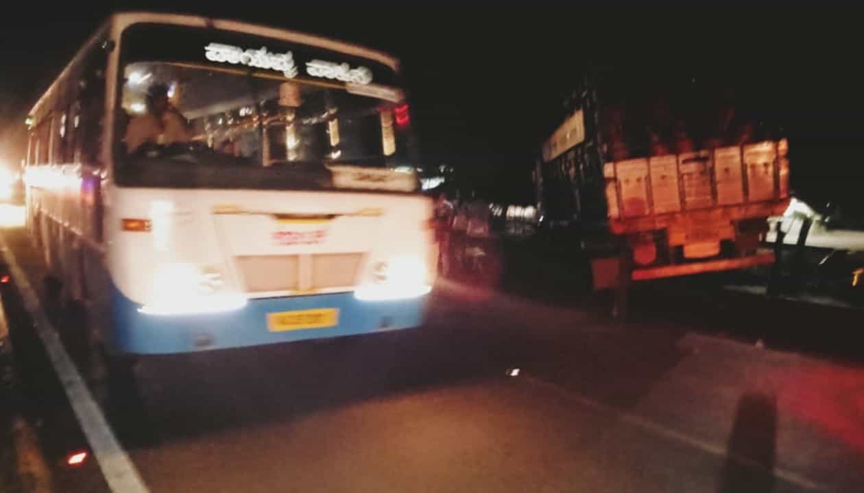 ಧಾರವಾಡದಲ್ಲಿ ಸರಣಿ ಅಪಘಾತ; ಅದೃಷ್ಟವಶಾತ್ ಸ್ಥಳದಲ್ಲಿದ್ದ ಎಲ್ಲರೂ ಬಚಾವ್ ಧಾರವಾಡದಲ್ಲಿ ಸರಣಿ ಅಪಘಾತ; ಅದೃಷ್ಟವಶಾತ್ ಸ್ಥಳದಲ್ಲಿದ್ದ ಎಲ್ಲರೂ ಬಚಾವ್