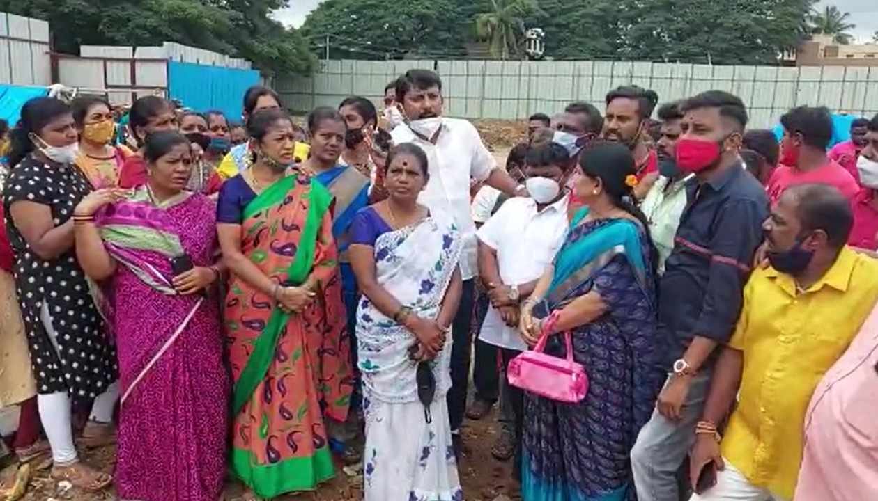 ಬೆಂಗಳೂರಿನ ಗಂಗಶೆಟ್ಟಿ ಕೆರೆ ಪಕ್ಕ ಅಕ್ರಮ ಲೇಔಟ್ ನಿರ್ಮಾಣ ಆರೋಪ; ಸ್ಥಳೀಯರ ಪ್ರತಿಭಟನೆ ಬೆಂಗಳೂರಿನ ಗಂಗಶೆಟ್ಟಿ ಕೆರೆ ಪಕ್ಕ ಅಕ್ರಮ ಲೇಔಟ್ ನಿರ್ಮಾಣ ಆರೋಪ; ಸ್ಥಳೀಯರ ಪ್ರತಿಭಟನೆ