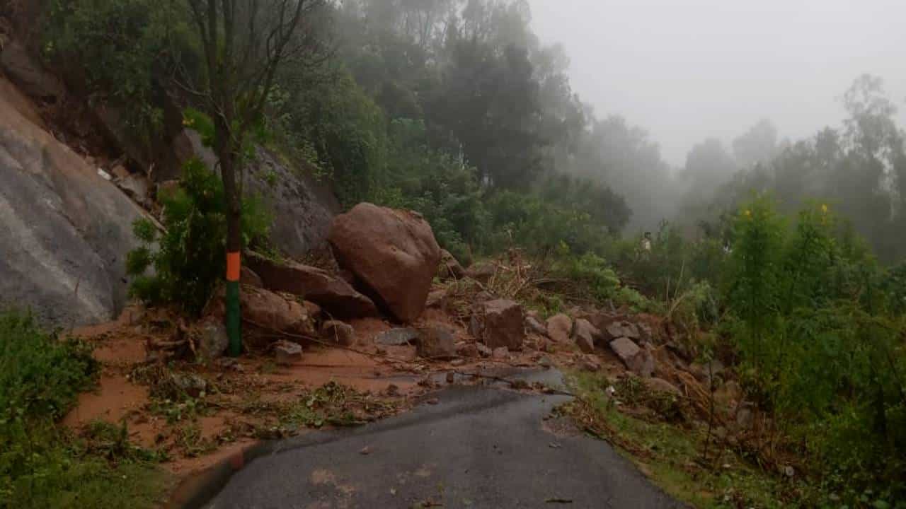ದೇವರಾಯನದುರ್ಗ ಬೆಟ್ಟದಲ್ಲಿ ರಸ್ತೆಗುರುಳಿದ ಬಂಡೆಗಳು; ಭೋಗ ನರಸಿಂಹಸ್ವಾಮಿ ದೇಗುಲಕ್ಕೆ ತೆರಳುವ ರಸ್ತೆ ಬಂದ್ ದೇವರಾಯನದುರ್ಗ ಬೆಟ್ಟದಲ್ಲಿ ರಸ್ತೆಗುರುಳಿದ ಬಂಡೆಗಳು; ಭೋಗ ನರಸಿಂಹಸ್ವಾಮಿ ದೇಗುಲಕ್ಕೆ ತೆರಳುವ ರಸ್ತೆ ಬಂದ್