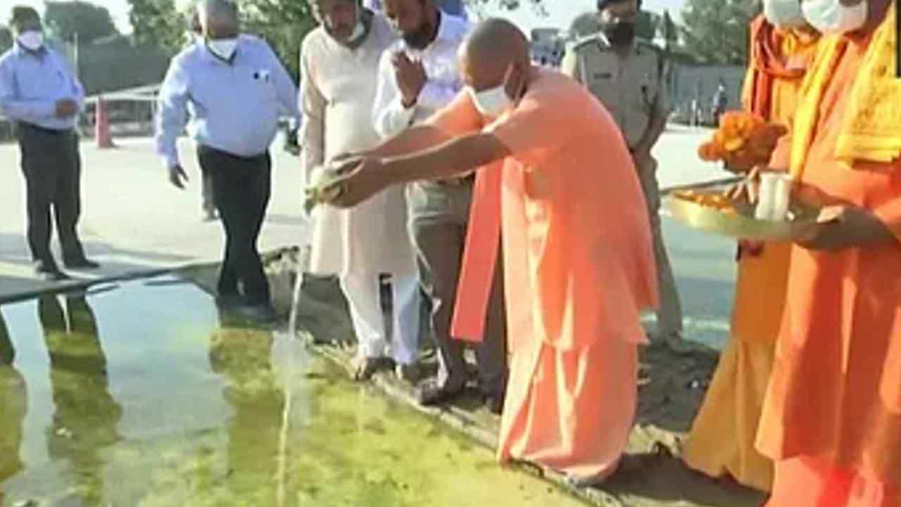 ಶ್ರೀರಾಮ ಜನ್ಮಭೂಮಿಗಾಗಿ ಕಾಬೂಲ್ ನದಿ ನೀರು ಕಳಿಸಿದ ಅಫ್ಘಾನ್ ಹುಡುಗಿ; ಸಿಎಂ ಯೋಗಿಯಿಂದ ಜಲಾಭಿಷೇಕ ಶ್ರೀರಾಮ ಜನ್ಮಭೂಮಿಗಾಗಿ ಕಾಬೂಲ್ ನದಿ ನೀರು ಕಳಿಸಿದ ಅಫ್ಘಾನ್ ಹುಡುಗಿ; ಸಿಎಂ ಯೋಗಿಯಿಂದ ಜಲಾಭಿಷೇಕ