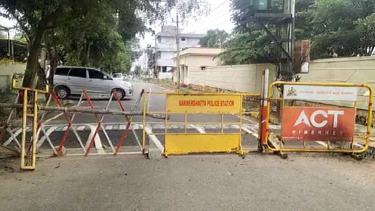 ಸೂರ್ಯನಗರದಲ್ಲಿ ಶಾಸಕ ಮನೆ ಮುಂದೆ ಯಾವ ವಾಹನವೂ ಓಡಾಡೋ ಹಾಗಿಲ್ಲ; ಆನೇಕಲ್ ಕಾಂಗ್ರೆಸ್ ಶಾಸಕ ಶಿವಣ್ಣ ದರ್ಬಾರ್ ಸೂರ್ಯನಗರದಲ್ಲಿ ಶಾಸಕ ಮನೆ ಮುಂದೆ ಯಾವ ವಾಹನವೂ ಓಡಾಡೋ ಹಾಗಿಲ್ಲ; ಆನೇಕಲ್ ಕಾಂಗ್ರೆಸ್ ಶಾಸಕ ಶಿವಣ್ಣ ದರ್ಬಾರ್