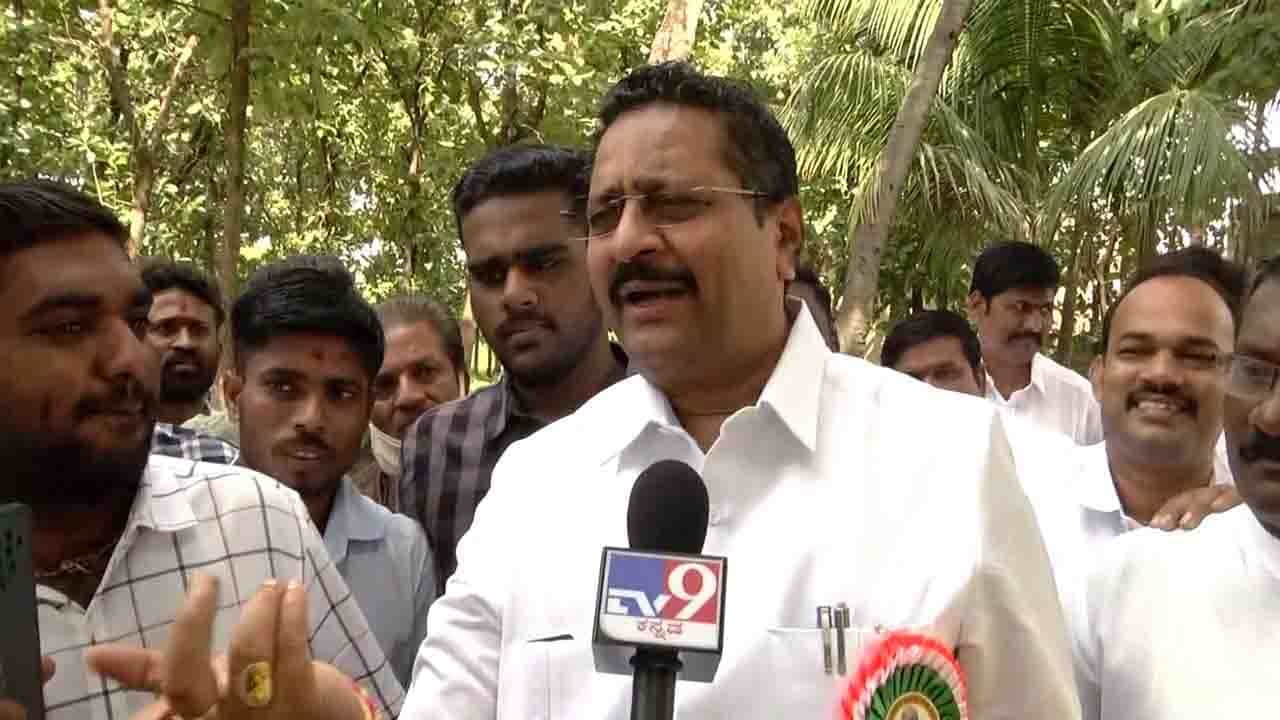 ಇದರಲ್ಲಿ ಯಾರ್ಯಾರು ಇದ್ದಾರೆ ಎಲ್ಲವೂ ಗೊತ್ತಿದೆ, ಸಿಡಿ ಇದ್ದರೆ ಬಿಡುಗಡೆ ಮಾಡಲಿ -ಯತ್ನಾಳ್ ಸವಾಲ್ ಇದರಲ್ಲಿ ಯಾರ್ಯಾರು ಇದ್ದಾರೆ ಎಲ್ಲವೂ ಗೊತ್ತಿದೆ, ಸಿಡಿ ಇದ್ದರೆ ಬಿಡುಗಡೆ ಮಾಡಲಿ -ಯತ್ನಾಳ್ ಸವಾಲ್