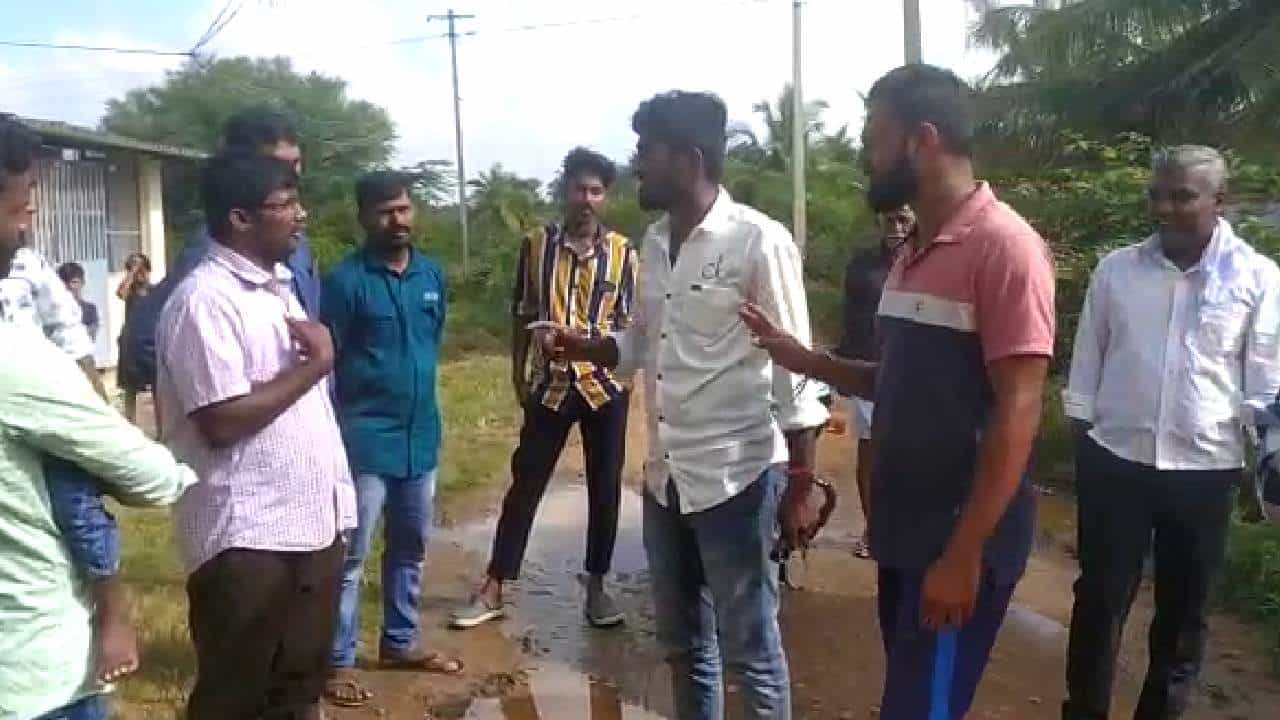 ಬಲ್ಲಾಳಸಮುದ್ರ ಗ್ರಾಮದಲ್ಲಿ ಮತಾಂತರದ ಆರೋಪ; ಕ್ರೈಸ್ತ ಪ್ರಾರ್ಥನಾ ಮಂದಿರದ ಬಳಿ 2 ಗುಂಪಿನ ಮಧ್ಯೆ ವಾಗ್ವಾದ ಬಲ್ಲಾಳಸಮುದ್ರ ಗ್ರಾಮದಲ್ಲಿ ಮತಾಂತರದ ಆರೋಪ; ಕ್ರೈಸ್ತ ಪ್ರಾರ್ಥನಾ ಮಂದಿರದ ಬಳಿ 2 ಗುಂಪಿನ ಮಧ್ಯೆ ವಾಗ್ವಾದ
