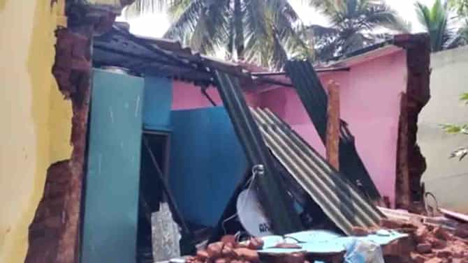 ದೇವನಹಳ್ಳಿ ಸುತ್ತಮುತ್ತ ಭಾರಿ ಮಳೆ; ಮನೆ ಕುಸಿದು ಆರು ಮೇಕೆ ಸಾವು, ಕುಟುಂಬಸ್ಥರು ಪಾರು