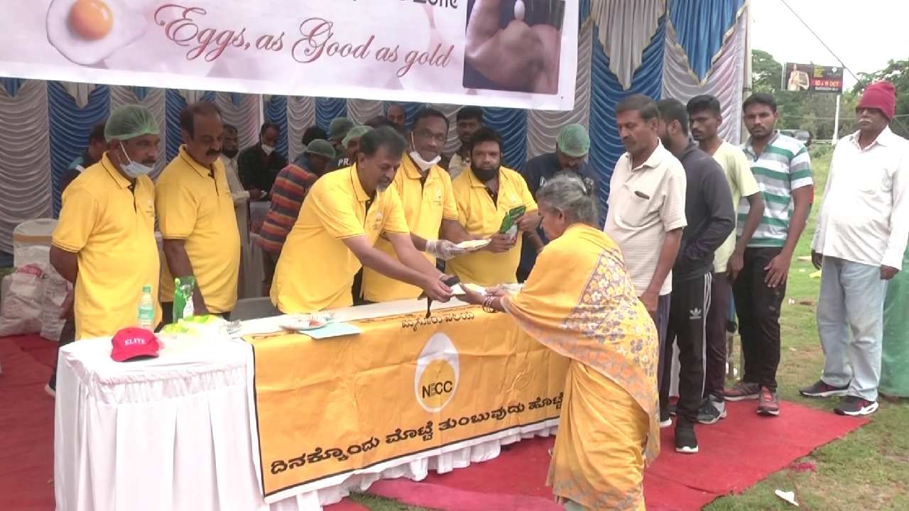 ಮೊಟ್ಟೆ ದಿನ: ಮೈಸೂರಿನಲ್ಲಿ ಉಚಿತವಾಗಿ ಒಂದು ಸಾವಿರ ಬೇಯಿಸಿದ ಮೊಟ್ಟೆ ವಿತರಣೆ ಮೊಟ್ಟೆ ದಿನ: ಮೈಸೂರಿನಲ್ಲಿ ಉಚಿತವಾಗಿ ಒಂದು ಸಾವಿರ ಬೇಯಿಸಿದ ಮೊಟ್ಟೆ ವಿತರಣೆ