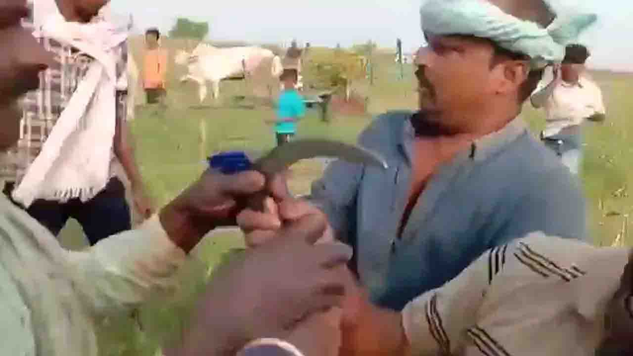 ಜಮೀನು ವಿವಾದಕ್ಕೆ 2 ಗ್ರಾಮಗಳ ನಡುವೆ ಮಾರಾಮಾರಿ; 13 ಜನರಿಗೆ ಗಾಯ, ಇಬ್ಬರು ಅರೆಸ್ಟ್ ಜಮೀನು ವಿವಾದಕ್ಕೆ 2 ಗ್ರಾಮಗಳ ನಡುವೆ ಮಾರಾಮಾರಿ; 13 ಜನರಿಗೆ ಗಾಯ, ಇಬ್ಬರು ಅರೆಸ್ಟ್