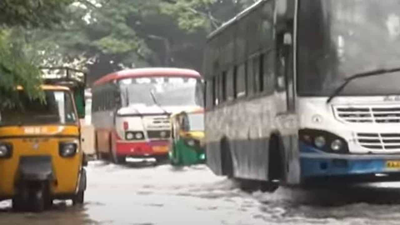 ರಾತ್ರಿಯಿಡೀ ಧಾರಾಕಾರ ಮಳೆ, ಹಗಲಿಡೀ ತುಂತುರು ಮಳೆ, ಬೆಂಗಳೂರನ್ನು ಬೆಂಬಿಡದ ವರುಣದೇವ! ರಾತ್ರಿಯಿಡೀ ಧಾರಾಕಾರ ಮಳೆ, ಹಗಲಿಡೀ ತುಂತುರು ಮಳೆ, ಬೆಂಗಳೂರನ್ನು ಬೆಂಬಿಡದ ವರುಣದೇವ!