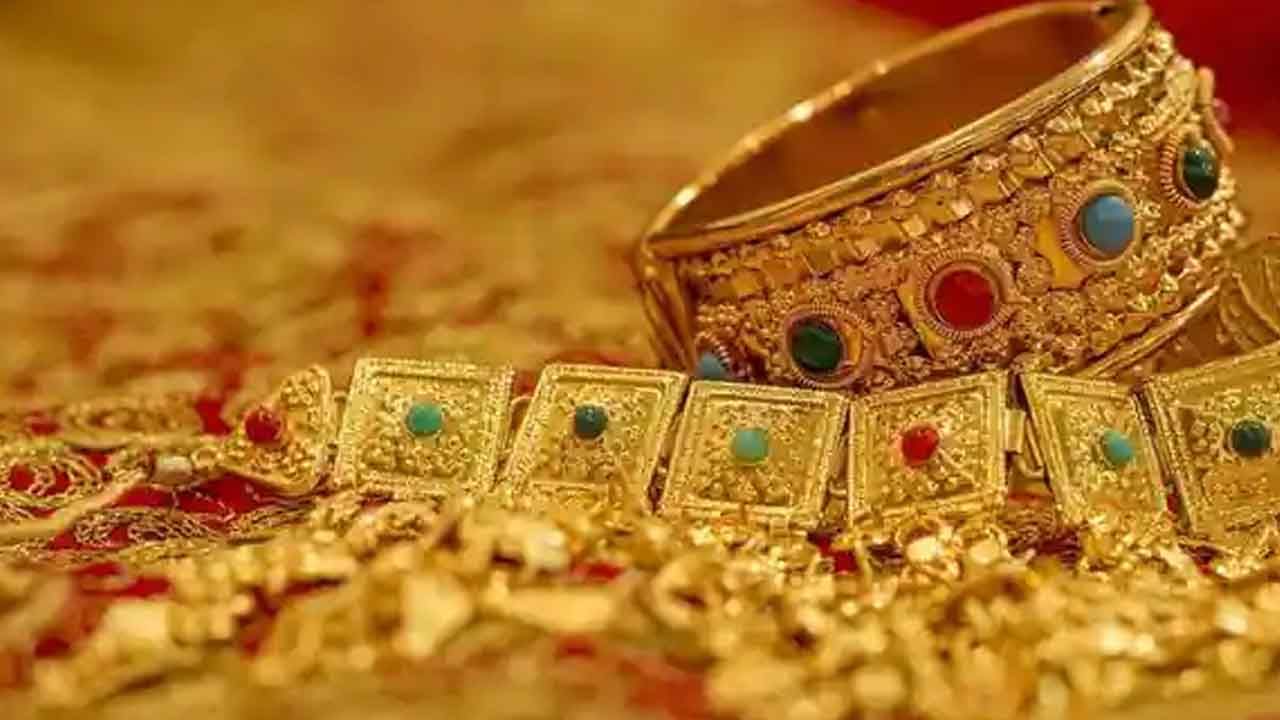 Gold Price Today: ಚಿನ್ನದ ದರದಲ್ಲಿ ಇಳಿಕೆ, ಬೆಳ್ಳಿ ಬೆಲೆ ಸ್ಥಿರ; ಪ್ರಮುಖ ನಗರಗಳಲ್ಲಿ ಎಷ್ಟಿದೆ ಗೊತ್ತಾ ಆಭರಣಗಳ ಬೆಲೆ?