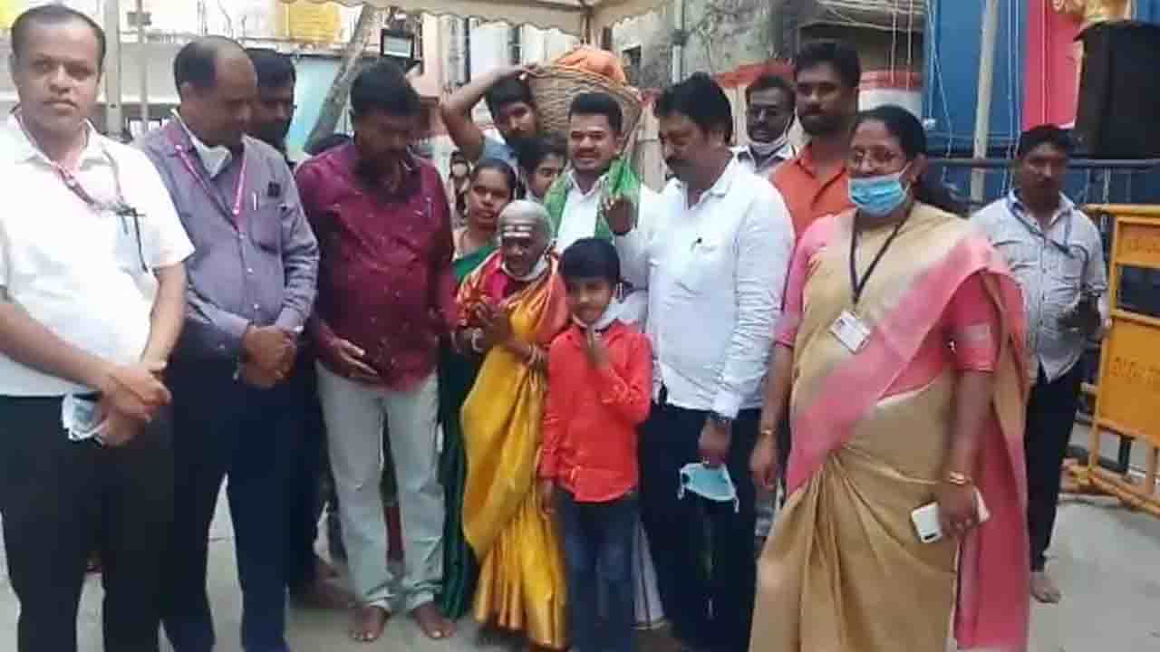 ಪ್ರಸಿದ್ಧ ಹಾಸನಾಂಬ ದೇವಿ ದರ್ಶನ ಪಡೆದ ಸಾಲುಮರದ ತಿಮ್ಮಕ್ಕ, ಹೆಚ್ಡಿ ರೇವಣ್ಣ ದಂಪತಿ; ಗರ್ಭಗುಡಿಯಲ್ಲಿ ಕುಳಿತು ಧ್ಯಾನ ಪ್ರಸಿದ್ಧ ಹಾಸನಾಂಬ ದೇವಿ ದರ್ಶನ ಪಡೆದ ಸಾಲುಮರದ ತಿಮ್ಮಕ್ಕ, ಹೆಚ್ಡಿ ರೇವಣ್ಣ ದಂಪತಿ; ಗರ್ಭಗುಡಿಯಲ್ಲಿ ಕುಳಿತು ಧ್ಯಾನ
