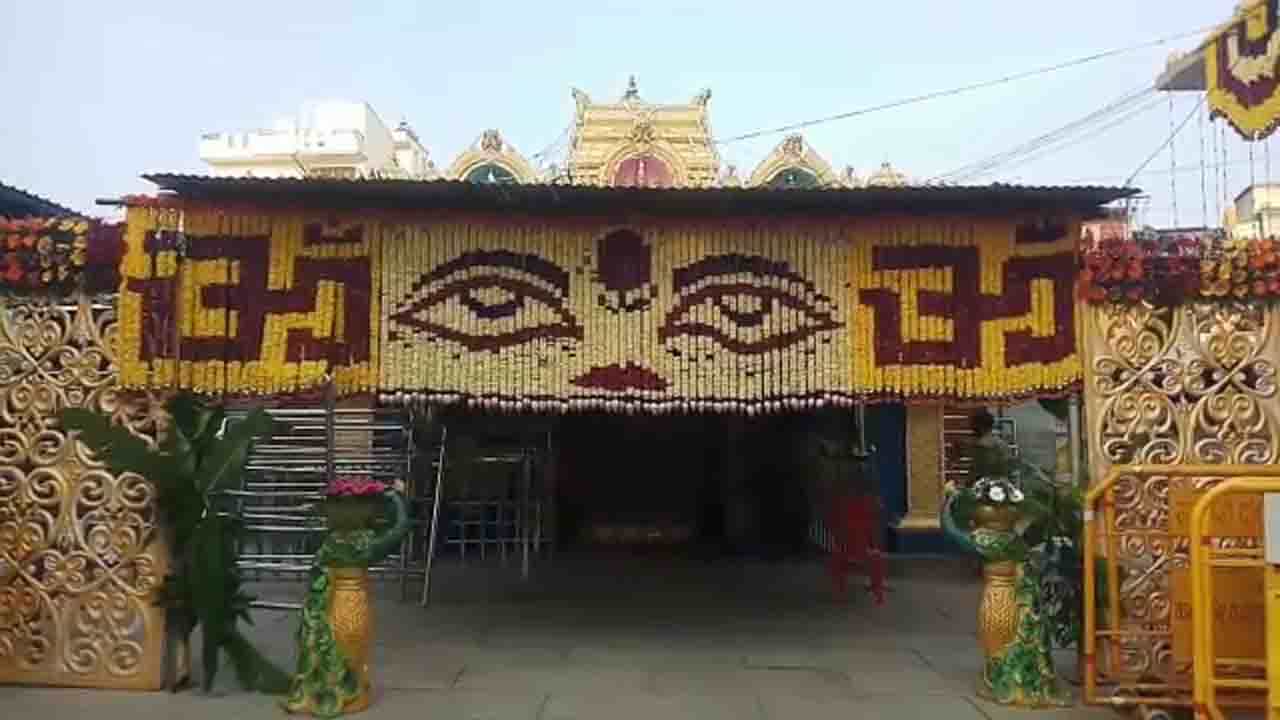 ವರ್ಷಕ್ಕೆ ಒಮ್ಮೆ ಮಾತ್ರ ದರ್ಶನ ನೀಡುವ ಹಾಸನಾಂಬೆ ದೇವಸ್ಥಾನದ ಬಾಗಿಲು ಓಪನ್, ನಾಳೆಯಿಂದ ಭಕ್ತರಿಗೆ ದರ್ಶನ ಭಾಗ್ಯ ವರ್ಷಕ್ಕೆ ಒಮ್ಮೆ ಮಾತ್ರ ದರ್ಶನ ನೀಡುವ ಹಾಸನಾಂಬೆ ದೇವಸ್ಥಾನದ ಬಾಗಿಲು ಓಪನ್, ನಾಳೆಯಿಂದ ಭಕ್ತರಿಗೆ ದರ್ಶನ ಭಾಗ್ಯ
