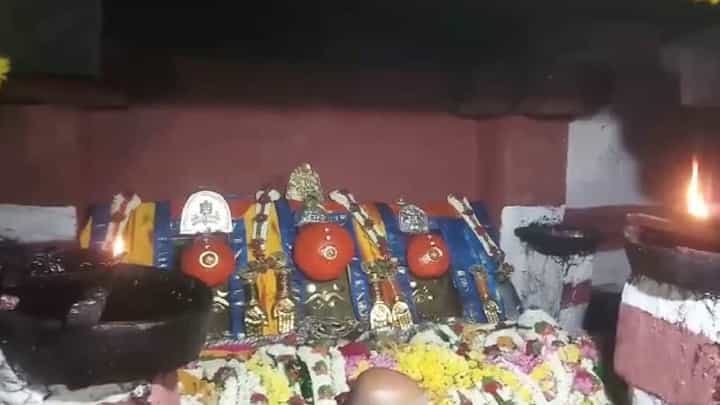 ಹಾಸನಾಂಬೆಯ ಮೊದಲ ದಿನದ ದರ್ಶನೋತ್ಸವ ಆರಂಭ; ಬೆಳಿಗ್ಗೆಯೇ ದೇವಾಲಯ ದತ್ತ ಲಗ್ಗೆಯಿಟ್ಟ ಸಹಸ್ರಾರು ಭಕ್ತರು ಹಾಸನಾಂಬೆಯ ಮೊದಲ ದಿನದ ದರ್ಶನೋತ್ಸವ ಆರಂಭ; ಬೆಳಿಗ್ಗೆಯೇ ದೇವಾಲಯ ದತ್ತ ಲಗ್ಗೆಯಿಟ್ಟ ಸಹಸ್ರಾರು ಭಕ್ತರು