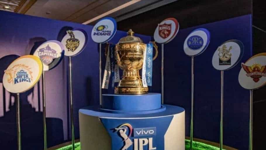 ಐಪಿಎಲ್ 2021 ರ ಲೀಗ್ ಹಂತ ಮುಗಿದಿದೆ. ಲೀಗ್ ತನ್ನ ಪ್ಲೇಆಫ್ನ ನಾಲ್ಕು ತಂಡಗಳನ್ನು ಪಡೆದುಕೊಂಡಿದೆ. ದೆಹಲಿ ಕ್ಯಾಪಿಟಲ್ಸ್ ಅಗ್ರಸ್ಥಾನದಲ್ಲಿದ್ದು ಪ್ಲೇಆಫ್ ಪ್ರವೇಶಿಸಿದೆ. ಮೂರು ಬಾರಿ ವಿಜೇತರಾದ ಚೆನ್ನೈ ಸೂಪರ್ ಕಿಂಗ್ಸ್ ಎರಡನೇ ಸ್ಥಾನ ಪಡೆಯುವ ಮೂಲಕ ಪ್ಲೇಆಫ್ಗೆ ಪ್ರವೇಶಿಸಿದೆ. ವಿರಾಟ್ ಕೊಹ್ಲಿ ನಾಯಕತ್ವದ ರಾಯಲ್ ಚಾಲೆಂಜರ್ಸ್ ಬೆಂಗಳೂರು ಮೂರನೇ ಸ್ಥಾನದಲ್ಲಿದೆ. ಕೋಲ್ಕತಾ ನೈಟ್ ರೈಡರ್ಸ್ ನಾಲ್ಕನೇ ಸ್ಥಾನದಲ್ಲಿದೆ. ಪ್ಲೇಆಫ್ ಸುತ್ತು ತುಂಬಾ ಆಸಕ್ತಿದಾಯಕವಾಗಿತ್ತು. ಲೀಗ್ ಹಂತದಲ್ಲಿ, ಬ್ಯಾಟ್ಸ್ಮನ್ಗಳು ಸಾಕಷ್ಟು ಅಬ್ಬರಿಸಿದರು. ಲೀಗ್ ಹಂತ ಮುಗಿದ ನಂತರ ಯಾವ ಬ್ಯಾಟ್ಸ್ಮನ್ ಹೆಚ್ಚು ಸಿಕ್ಸರ್ ಬಾರಿಸಿದರು? ಎಂಬುದರ ಬಗ್ಗೆ ಇಲ್ಲಿದೆ ಮಾಹಿತಿ.