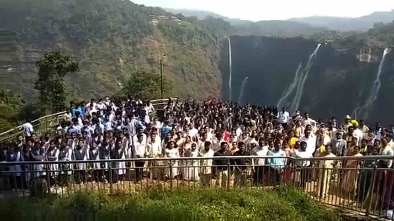 ಜೋಗದ ಜುಳುಜುಳು ನಾದ: ಸಾವಿರಾರು ಕಂಠಗಳಿಂದ ಜೋಗದ ಝರಿಯಲಿ ಜೋಗದ ಸಿರಿ ಹಾಡಿನ ಕನ್ನಡ ಉತ್ಸವ, ವಿಡಿಯೋ ಇದೆ ಜೋಗದ ಜುಳುಜುಳು ನಾದ: ಸಾವಿರಾರು ಕಂಠಗಳಿಂದ ಜೋಗದ ಝರಿಯಲಿ ಜೋಗದ ಸಿರಿ ಹಾಡಿನ ಕನ್ನಡ ಉತ್ಸವ, ವಿಡಿಯೋ ಇದೆ