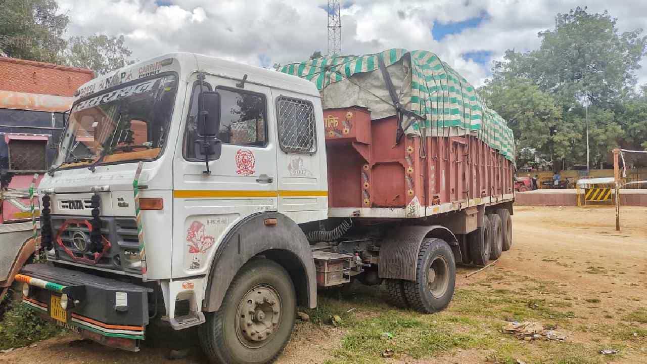 ಕೊಪ್ಪಳ: ಅಕ್ರಮವಾಗಿ ಸಾಗಿಸುತ್ತಿದ್ದ 340 ಕ್ವಿಂಟಾಲ್ ಪಡಿತರ ಅಕ್ಕಿ ಜಪ್ತಿ; ಲಾರಿ ವಶ ಕೊಪ್ಪಳ: ಅಕ್ರಮವಾಗಿ ಸಾಗಿಸುತ್ತಿದ್ದ 340 ಕ್ವಿಂಟಾಲ್ ಪಡಿತರ ಅಕ್ಕಿ ಜಪ್ತಿ; ಲಾರಿ ವಶ