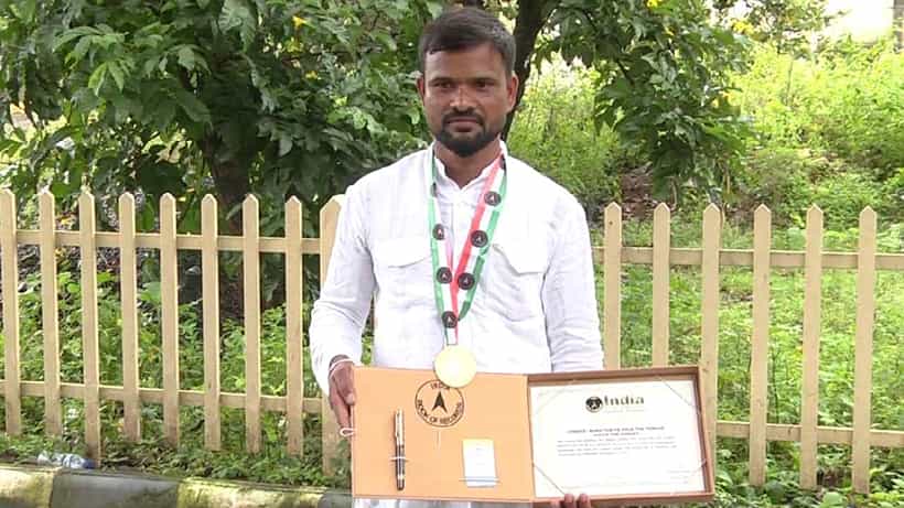 ಚಿಕ್ಕಮಗಳೂರು: ನಾಲಿಗೆ ಬಚ್ಚಿಟ್ಟುಕೊಂಡು ದಾಖಲೆ ಮಾಡಿದ ವ್ಯಕ್ತಿ; 40ರ ಹರೆಯದಲ್ಲಿ ಇಂಡಿಯಾ ಬುಕ್ ಆಫ್ ರೆಕಾರ್ಡ್ಸ್ ಸೇರಿ ಸಾಧನೆ
