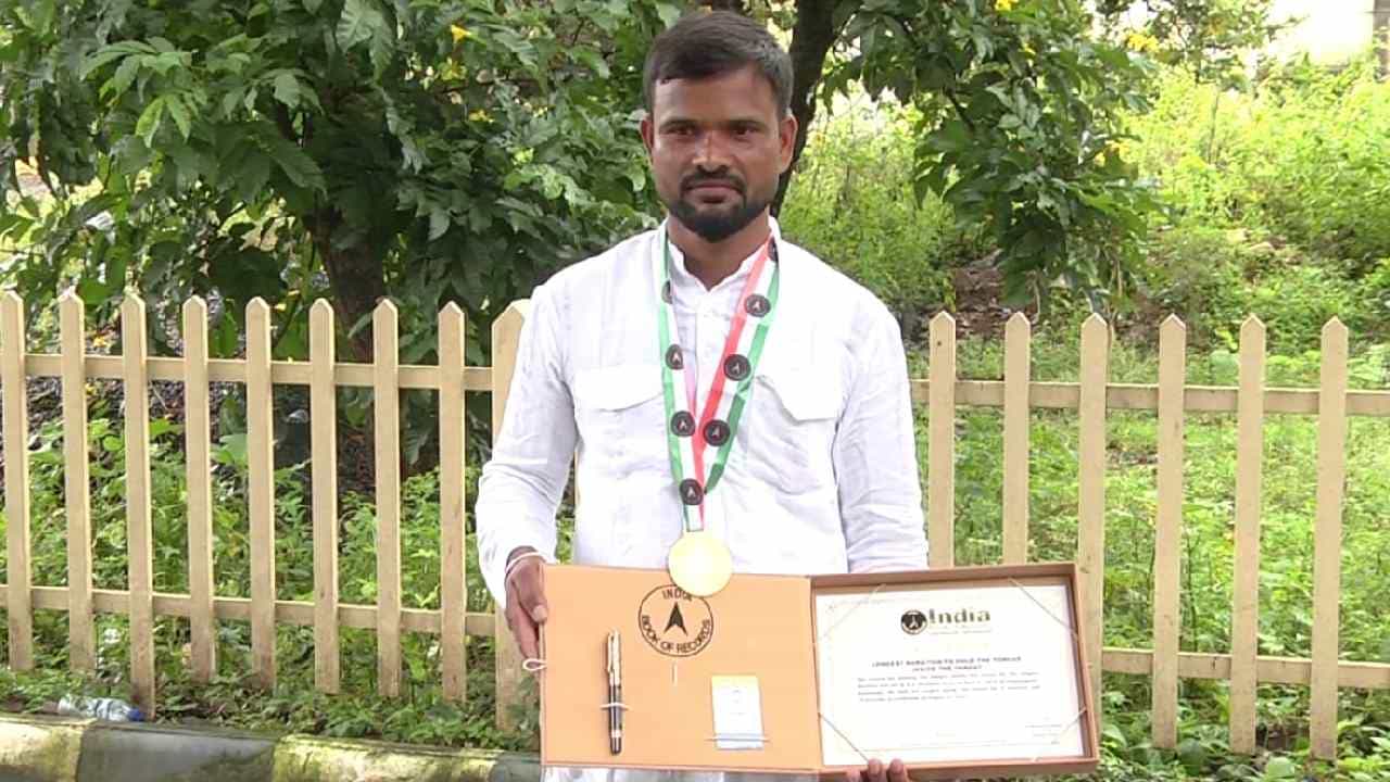 ಚಿಕ್ಕಮಗಳೂರು: ನಾಲಿಗೆ ಬಚ್ಚಿಟ್ಟುಕೊಂಡು ದಾಖಲೆ ಮಾಡಿದ ವ್ಯಕ್ತಿ; 40ರ ಹರೆಯದಲ್ಲಿ ಇಂಡಿಯಾ ಬುಕ್ ಆಫ್ ರೆಕಾರ್ಡ್ಸ್ ಸೇರಿ ಸಾಧನೆ ಚಿಕ್ಕಮಗಳೂರು: ನಾಲಿಗೆ ಬಚ್ಚಿಟ್ಟುಕೊಂಡು ದಾಖಲೆ ಮಾಡಿದ ವ್ಯಕ್ತಿ; 40ರ ಹರೆಯದಲ್ಲಿ ಇಂಡಿಯಾ ಬುಕ್ ಆಫ್ ರೆಕಾರ್ಡ್ಸ್ ಸೇರಿ ಸಾಧನೆ
