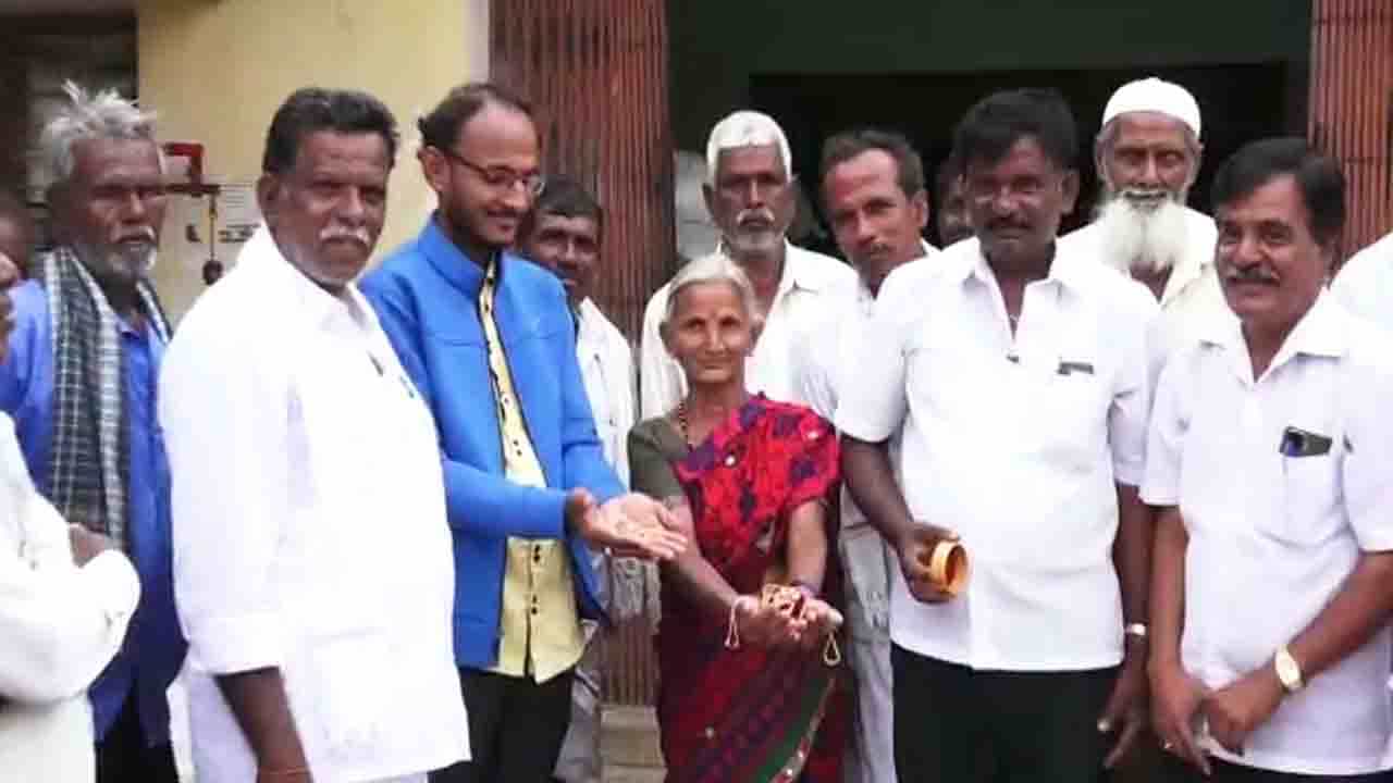 ಪತ್ನಿ ಚಿನ್ನ ಬಚ್ಚಿಟ್ಟ ರಾಗಿ ಮೂಟೆ ಮಾರಾಟ ಮಾಡಿದ ಪತಿ, ನಾಲ್ಕು ಲಕ್ಷದ ಚಿನ್ನಾಭರಣ ಹಿಂದಿರುಗಿಸಿದ ಮಂಡ್ಯದ ರೈಸ್ ಮಿಲ್ ಮಾಲೀಕ ಪತ್ನಿ ಚಿನ್ನ ಬಚ್ಚಿಟ್ಟ ರಾಗಿ ಮೂಟೆ ಮಾರಾಟ ಮಾಡಿದ ಪತಿ, ನಾಲ್ಕು ಲಕ್ಷದ ಚಿನ್ನಾಭರಣ ಹಿಂದಿರುಗಿಸಿದ ಮಂಡ್ಯದ ರೈಸ್ ಮಿಲ್ ಮಾಲೀಕ