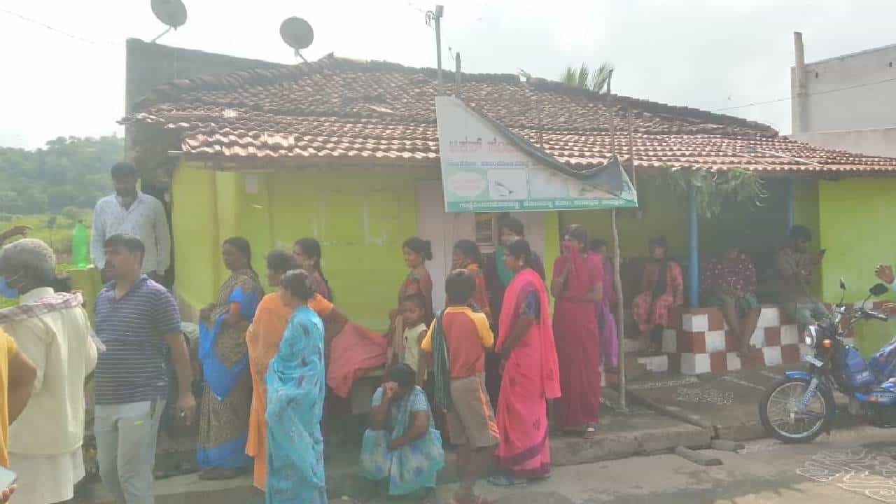 ಕೌಟುಂಬಿಕ ಕಲಹ: ಚಾಕುವಿನಿಂದ ಪತ್ನಿಯ ಕತ್ತು ಕೊಯ್ದು ತಾನೂ ನೇಣಿಗೆ ಶರಣಾದ ಪತಿ ಕೌಟುಂಬಿಕ ಕಲಹ: ಚಾಕುವಿನಿಂದ ಪತ್ನಿಯ ಕತ್ತು ಕೊಯ್ದು ತಾನೂ ನೇಣಿಗೆ ಶರಣಾದ ಪತಿ