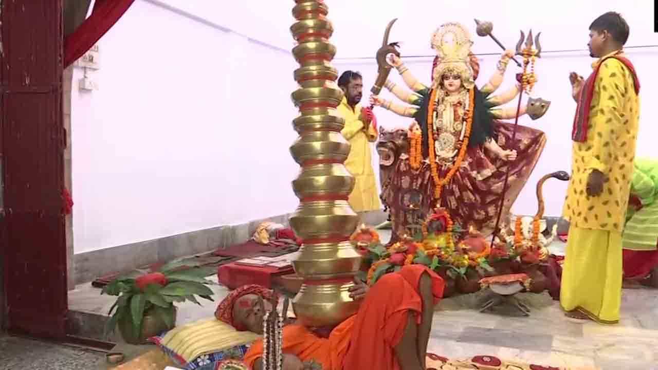 ನವರಾತ್ರಿ ಪ್ರಯುಕ್ತ ಗಂಗಾಜಲ ತುಂಬಿದ 21 ಕಲಶಗಳನ್ನು ಎದೆಯ ಮೇಲಿಟ್ಟು ಪೂಜೆ ಸಲ್ಲಿಸಿದ ಪಾಟ್ನಾದ ಅರ್ಚಕ ನವರಾತ್ರಿ ಪ್ರಯುಕ್ತ ಗಂಗಾಜಲ ತುಂಬಿದ 21 ಕಲಶಗಳನ್ನು ಎದೆಯ ಮೇಲಿಟ್ಟು ಪೂಜೆ ಸಲ್ಲಿಸಿದ ಪಾಟ್ನಾದ ಅರ್ಚಕ