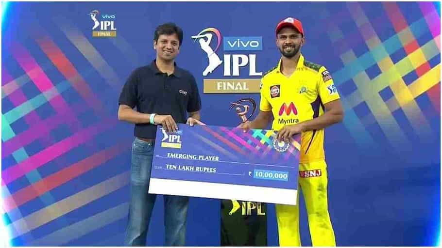 ಚೆನ್ನೈ ಸೂಪರ್ ಕಿಂಗ್ಸ್ ಬ್ಯಾಟ್ಸ್ಮನ್ ರುತುರಾಜ್ ಗಾಯಕ್ವಾಡ್ ಐಪಿಎಲ್ 2021 ರ ಉದಯೋನ್ಮುಖ ಆಟಗಾರನಾಗಿ ಆಯ್ಕೆಯಾಗಿದ್ದಾರೆ. ಐಪಿಎಲ್ನಲ್ಲಿ ಈ ಪ್ರಶಸ್ತಿಯನ್ನು ಪ್ರತಿ ಕ್ರೀಡಾ ಋತುವಿನಲ್ಲಿ ಹೊಸ ಆಟಗಾರನಿಗೆ ನೀಡಲಾಗುತ್ತದೆ. ಈವರೆಗೆ ಉದಯೋನ್ಮುಖ ಆಟಗಾರ ಪ್ರಶಸ್ತಿಯನ್ನು ಗೆದ್ದ 14 ಆಟಗಾರರಲ್ಲಿ 13 ಮಂದಿ ಭಾರತೀಯರೇ ಆಗಿದ್ದಾರೆ. ಒಬ್ಬ ವಿದೇಶಿ ಆಟಗಾರನೆಂದರೆ ಅದು ಮುಸ್ತಫಿಜುರ್ ರೆಹಮಾನ್.