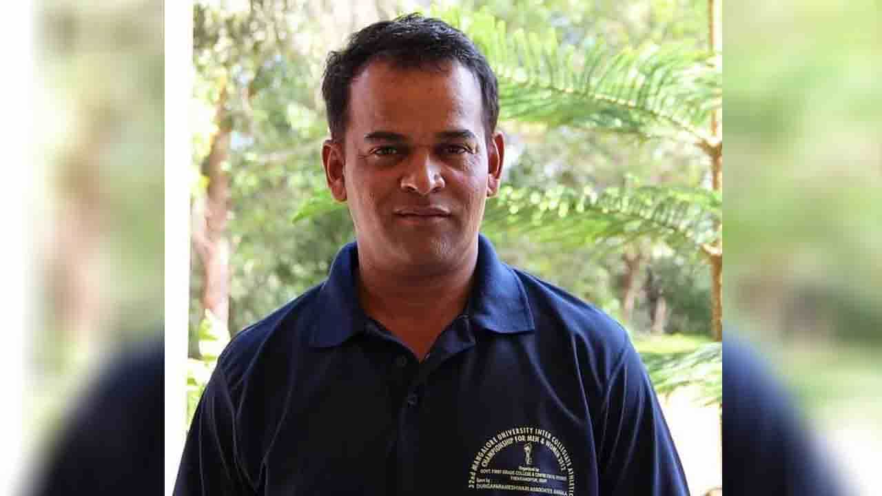 ವ್ಯಾಯಾಮ ಹೇಳಿಕೊಡುವ ನೆಪದಲ್ಲಿ ವಿದ್ಯಾರ್ಥಿನಿಗೆ ಲೈಂಗಿಕ ಕಿರುಕುಳ, ದೈಹಿಕ ಶಿಕ್ಷಣ ನಿರ್ದೇಶಕನನ್ನು ಬಂಧಿಸಿದ ಪೊಲೀಸರು ವ್ಯಾಯಾಮ ಹೇಳಿಕೊಡುವ ನೆಪದಲ್ಲಿ ವಿದ್ಯಾರ್ಥಿನಿಗೆ ಲೈಂಗಿಕ ಕಿರುಕುಳ, ದೈಹಿಕ ಶಿಕ್ಷಣ ನಿರ್ದೇಶಕನನ್ನು ಬಂಧಿಸಿದ ಪೊಲೀಸರು