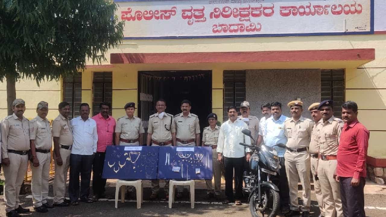 ಬಾಗಲಕೋಟೆ: ಬೆತ್ತಲೆ ದೇಹಕ್ಕೆ ಕೊಬ್ಬರಿ ಎಣ್ಣೆ ಬಳಿದು ಕಳ್ಳತನ; ಅಂತಾರಾಜ್ಯ ಕಳ್ಳನನ್ನು ಬಂಧಿಸಿದ ಪೊಲೀಸರು ಬಾಗಲಕೋಟೆ: ಬೆತ್ತಲೆ ದೇಹಕ್ಕೆ ಕೊಬ್ಬರಿ ಎಣ್ಣೆ ಬಳಿದು ಕಳ್ಳತನ; ಅಂತಾರಾಜ್ಯ ಕಳ್ಳನನ್ನು ಬಂಧಿಸಿದ ಪೊಲೀಸರು