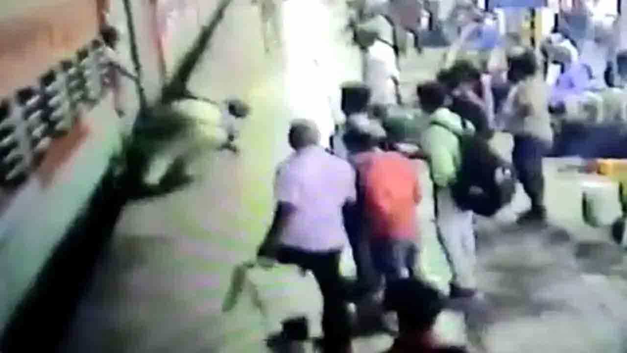 Shocking Video: ಚಲಿಸುತ್ತಿರುವ ರೈಲು ಹತ್ತಲು ಹೋಗಿ ಜಾರಿ ಬಿದ್ದ 8 ತಿಂಗಳ ಗರ್ಭಿಣಿ Shocking Video: ಚಲಿಸುತ್ತಿರುವ ರೈಲು ಹತ್ತಲು ಹೋಗಿ ಜಾರಿ ಬಿದ್ದ 8 ತಿಂಗಳ ಗರ್ಭಿಣಿ