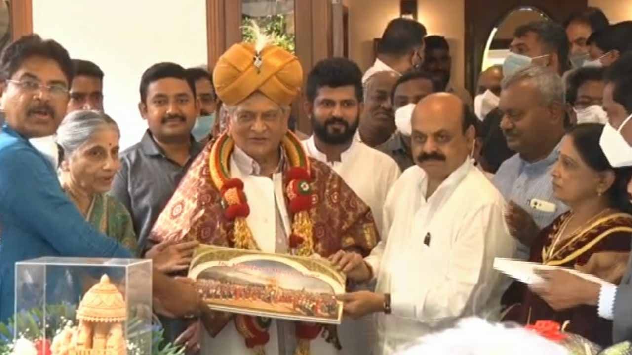 S M Krishna invited: ದಸರಾ ಉದ್ಘಾಟನೆಗಾಗಿ ಎಸ್.ಎಂ.ಕೃಷ್ಣಗೆ ಅಧಿಕೃತ ಆಹ್ವಾನ ನೀಡಿದ ಸಿಎಂ ಬಸವರಾಜ ಬೊಮ್ಮಾಯಿ S M Krishna invited: ದಸರಾ ಉದ್ಘಾಟನೆಗಾಗಿ ಎಸ್.ಎಂ.ಕೃಷ್ಣಗೆ ಅಧಿಕೃತ ಆಹ್ವಾನ ನೀಡಿದ ಸಿಎಂ ಬಸವರಾಜ ಬೊಮ್ಮಾಯಿ