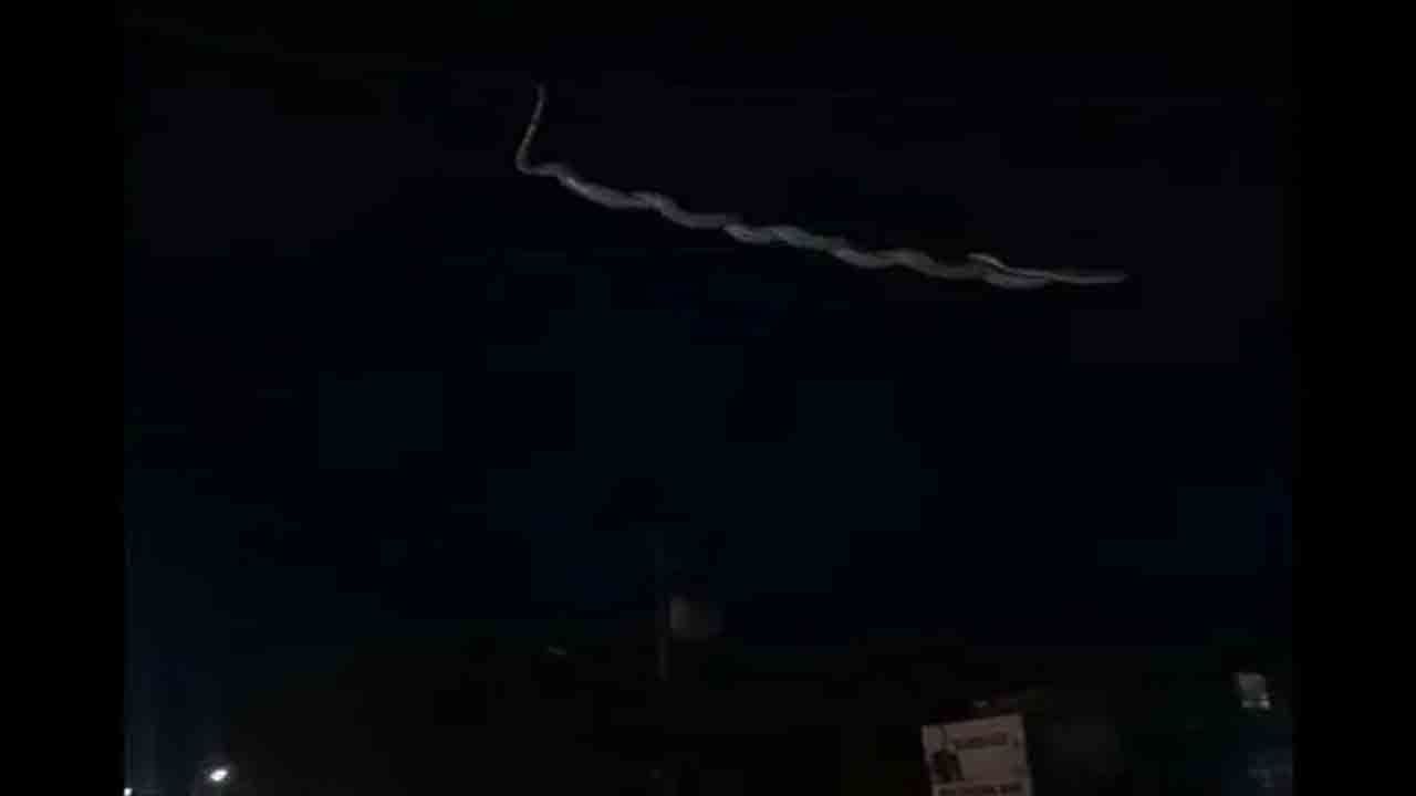 Viral Video: ಕೇಬಲ್ ಮೇಲೆ ನೇತಾಡುತ್ತಿದ್ದ ದೈತ್ಯಾಕಾರದ ಹಾವು ಕಂಡು ಕಿರುಚಾಡಿದ ಜನ; ದೃಶ್ಯ ಕ್ಯಾಮರಾದಲ್ಲಿ ಸೆರೆ