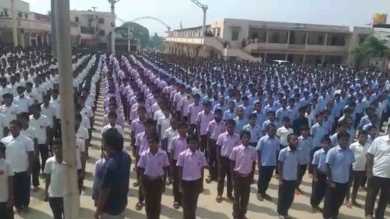 ಕನ್ನಡ ರಾಜ್ಯೋತ್ಸವ ಪ್ರಯಕ್ತ ಸಿದ್ದಗಂಗಾ ಮಠದ ಹತ್ತು ಸಾವಿರ ಮಕ್ಕಳಿಂದ ಕನ್ನಡ ಹಾಡುಗಳ ಗಾಯನ ಕನ್ನಡ ರಾಜ್ಯೋತ್ಸವ ಪ್ರಯಕ್ತ ಸಿದ್ದಗಂಗಾ ಮಠದ ಹತ್ತು ಸಾವಿರ ಮಕ್ಕಳಿಂದ ಕನ್ನಡ ಹಾಡುಗಳ ಗಾಯನ