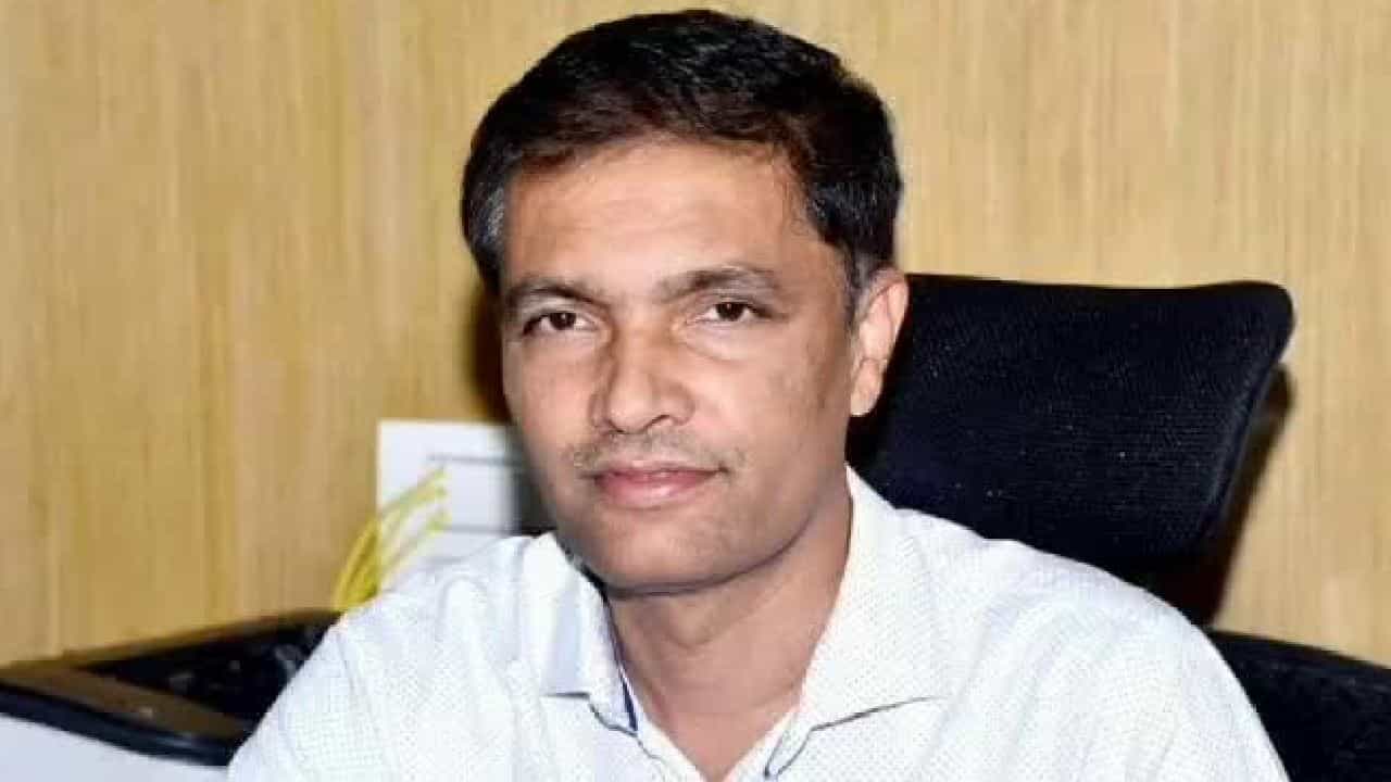 ನಮ್ಮನ್ನು ಮದುವೆ ಆಗಲು ಯಾರೂ ಮುಂದೆ ಬರ್ತಿಲ್ಲ, ನಮಗೆ ಮದುವೆ ಮಾಡಿಸಿ: ತುಮಕೂರು ಡಿಸಿಗೆ ಯುವಕರ ಪತ್ರ! ನಮ್ಮನ್ನು ಮದುವೆ ಆಗಲು ಯಾರೂ ಮುಂದೆ ಬರ್ತಿಲ್ಲ, ನಮಗೆ ಮದುವೆ ಮಾಡಿಸಿ: ತುಮಕೂರು ಡಿಸಿಗೆ ಯುವಕರ ಪತ್ರ!