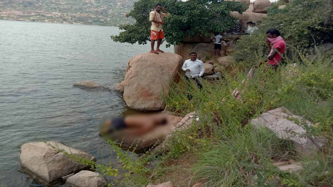 ಗಂಗಾವತಿ: ಕಲ್ಲಿನ ಮೇಲಿಂದ ಕೆರೆಗೆ ಜಂಪ್ ಮಾಡಿದ್ದ ಇಬ್ಬರು ಪ್ರವಾಸಿ ಟೆಕ್ಕಿಗಳು ನೀರುಪಾಲು