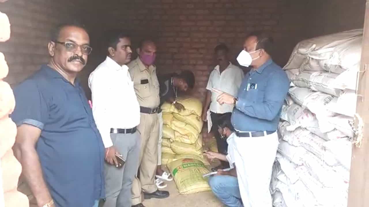 Duplicate Fertilizer: ಮಣ್ಣಿಗೆ ರೆಡ್ ಆಕ್ಸೈಡ್ ಬಣ್ಣ ಬೆರೆಸಿ ನಕಲಿ ಗೊಬ್ಬರ ತಯಾರಿ - 85 ಮೂಟೆ ಜಪ್ತಿ Duplicate Fertilizer: ಮಣ್ಣಿಗೆ ರೆಡ್ ಆಕ್ಸೈಡ್ ಬಣ್ಣ ಬೆರೆಸಿ ನಕಲಿ ಗೊಬ್ಬರ ತಯಾರಿ - 85 ಮೂಟೆ ಜಪ್ತಿ