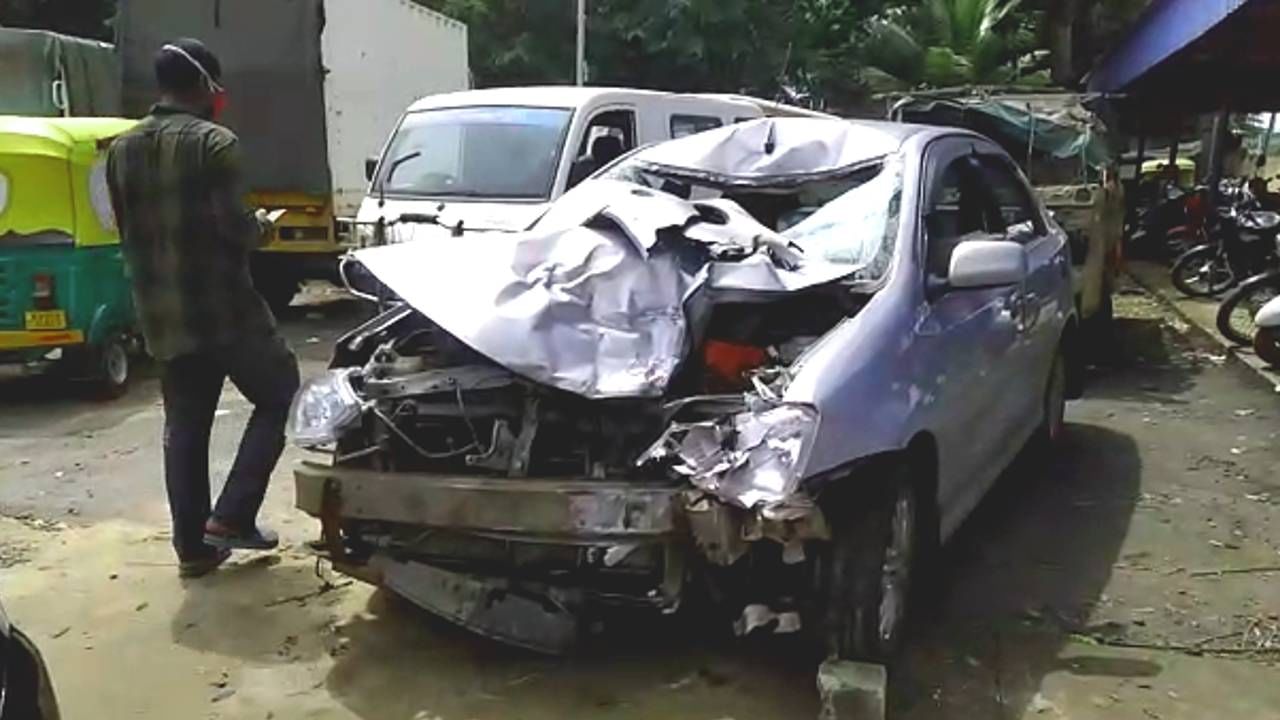 Doddaballapur road accident 2 bikers died on the spot at taapsee gate