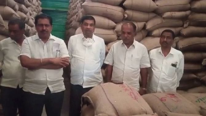 ಗೋದಾಮಿನಲ್ಲೇ ಹಾಳಾಗ್ತಿದೆ ರೈತರಿಂದ ಖರೀದಿಸಿದ 42,000 ಕ್ವಿಂಟಾಲ್ ತೊಗರಿ; ಸರ್ಕಾರದ ವಿರುದ್ಧ ಜನರ ಆಕ್ರೋಶ ಗೋದಾಮಿನಲ್ಲೇ ಹಾಳಾಗ್ತಿದೆ ರೈತರಿಂದ ಖರೀದಿಸಿದ 42,000 ಕ್ವಿಂಟಾಲ್ ತೊಗರಿ; ಸರ್ಕಾರದ ವಿರುದ್ಧ ಜನರ ಆಕ್ರೋಶ