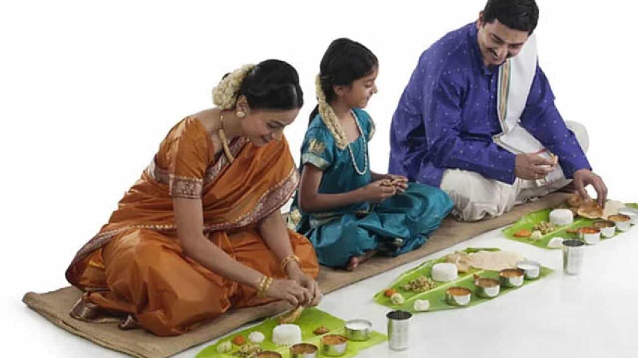 Health Tips: ಡೈನಿಂಗ್ ಟೇಬಲ್ ಮೇಲೆ ಕೂತು ಊಟ ಮಾಡುತ್ತಿದ್ದೀರಾ? ನೆಲದ ಮೇಲೆ ಕುಳಿತು ಆಹಾರ ಸೇವಿಸುವುದರ ಪ್ರಯೋಜನ ತಿಳಿಯಿರಿ Health Tips: ಡೈನಿಂಗ್ ಟೇಬಲ್ ಮೇಲೆ ಕೂತು ಊಟ ಮಾಡುತ್ತಿದ್ದೀರಾ? ನೆಲದ ಮೇಲೆ ಕುಳಿತು ಆಹಾರ ಸೇವಿಸುವುದರ ಪ್ರಯೋಜನ ತಿಳಿಯಿರಿ