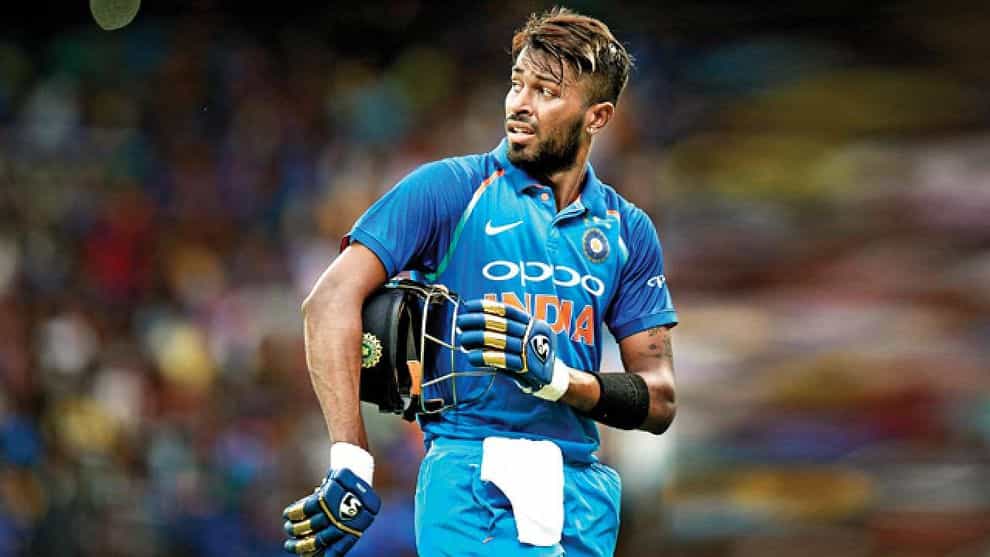 2021 ರ ಟಿ 20 ವಿಶ್ವಕಪ್ನಲ್ಲಿ ಅತ್ಯಂತ ಕಳಪೆ ಪ್ರದರ್ಶನ ನೀಡಿದ ನಂತರ ಹಾರ್ದಿಕ್ ಪಾಂಡ್ಯ ಅವರನ್ನು ಟೀಮ್ ಇಂಡಿಯಾದಿಂದ ಕೈಬಿಡಲಾಗಿದೆ. ತಂಡದಿಂದ ಕೈಬಿಟ್ಟ ಆತಂಕದಲ್ಲಿರುವ ಈ ಆಲ್ರೌಂಡರ್ ಹೊಸ ತೊಂದರೆಗೆ ಸಿಲುಕಿದ್ದಾರೆ. ಹಾರ್ದಿಕ್ ಪಾಂಡ್ಯ ಅವರಿಂದ 5 ಕೋಟಿ ಮೌಲ್ಯದ 2 ವಾಚ್ಗಳನ್ನು ವಶಪಡಿಸಿಕೊಳ್ಳಲಾಗಿದೆ ಎಂಬ ವರದಿಗಳಿದ್ದು, ವಿಮಾನ ನಿಲ್ದಾಣದಲ್ಲಿ ಕಸ್ಟಮ್ಸ್ ಇಲಾಖೆಯು ಅವುಗಳನ್ನು ಜಪ್ತಿ ಮಾಡಿದೆ.