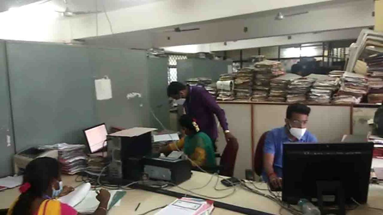 ವರುಣನ ಅಬ್ಬರದ ನಡುವೆಯೇ ಬಿಡಿಎ ಕಚೇರಿ ಮೇಲೆ ಎಸಿಬಿ ಅಧಿಕಾರಿಗಳ ದಾಳಿ, ಡಿಎಸ್ ನವೀನ್ ಜೋಸೆಫ್ ಕಚೇರಿಯಲ್ಲಿ ಹಣ ಜಪ್ತಿ | ACB Officials raid on BDA office in Bengaluru | TV9 Kannada