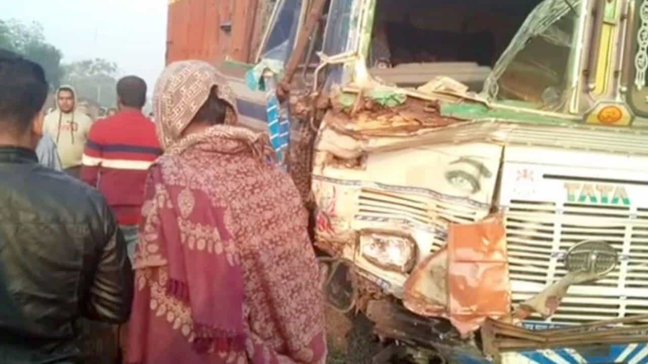 West Bengal: ಶವ ಹೊತ್ತೊಯ್ಯುತ್ತಿದ್ದ ವಾಹನ ನಿಂತಿದ್ದ ಟ್ರಕ್ಗೆ ಡಿಕ್ಕಿ; 18 ಮಂದಿ ಭೀಕರ ಸಾವು, ಐವರಿಗೆ ಗಾಯ West Bengal: ಶವ ಹೊತ್ತೊಯ್ಯುತ್ತಿದ್ದ ವಾಹನ ನಿಂತಿದ್ದ ಟ್ರಕ್ಗೆ ಡಿಕ್ಕಿ; 18 ಮಂದಿ ಭೀಕರ ಸಾವು, ಐವರಿಗೆ ಗಾಯ