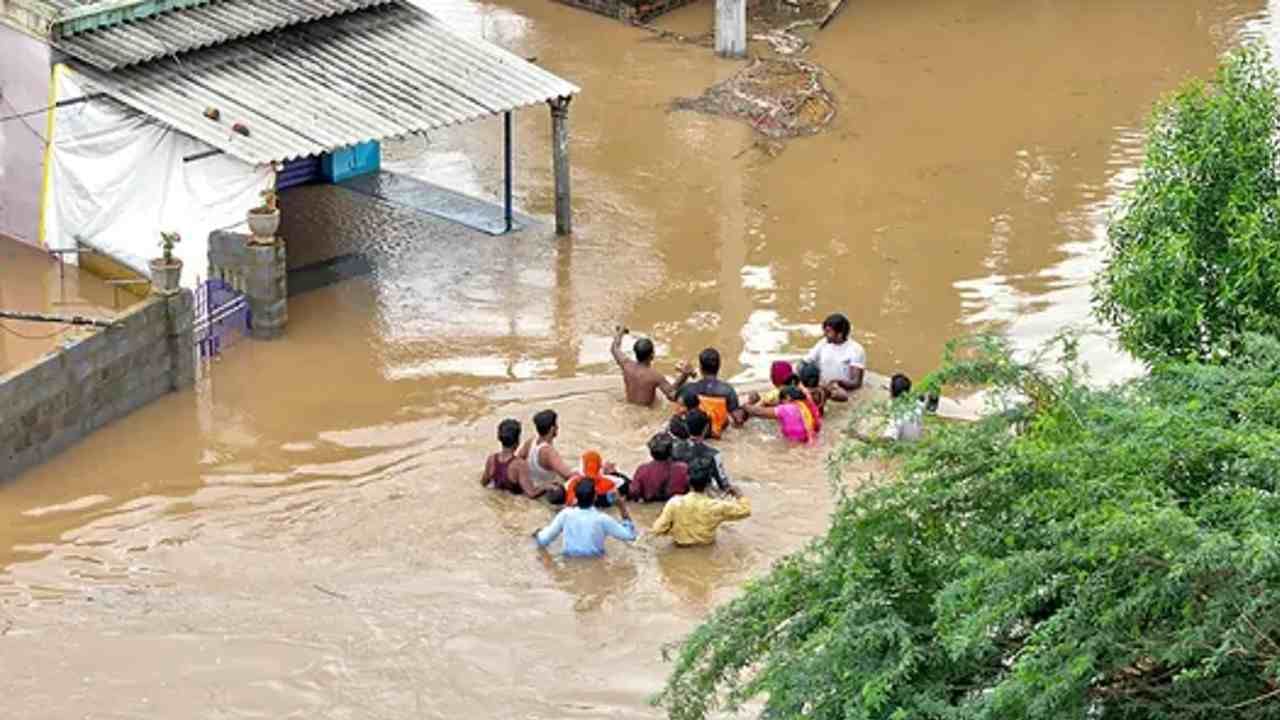 Andhra Pradesh Rain: ಭಯಂಕರ ಮಳೆಯಿಂದ ಆಂಧ್ರದಲ್ಲಿ ಪ್ರಾಣಕಳೆದುಕೊಂಡವರು 44 ಮಂದಿ; ಅಲ್ಲಲ್ಲಿ ಇನ್ನೂ ಸಿಗುತ್ತಿವೆ ಶವಗಳು