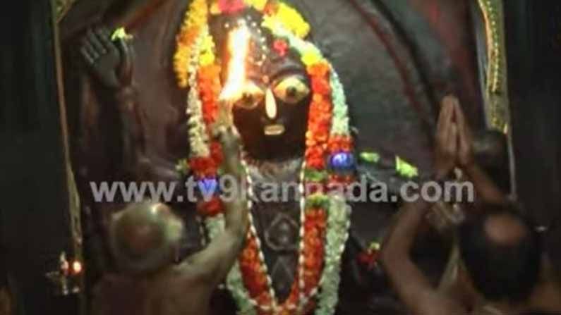 ಕದರಮಂಡಲಗಿ ಆಂಜನೇಯ ದೇವಸ್ಥಾನಕ್ಕೆ ಹಲವಾರು ವಿಶೇಷತೆಗಳಿವೆ, ಇಲ್ಲಿ ಪಾದರಕ್ಷೆಗಳನ್ನೂ ಪೂಜಿಸಲಾಗುತ್ತದೆ!